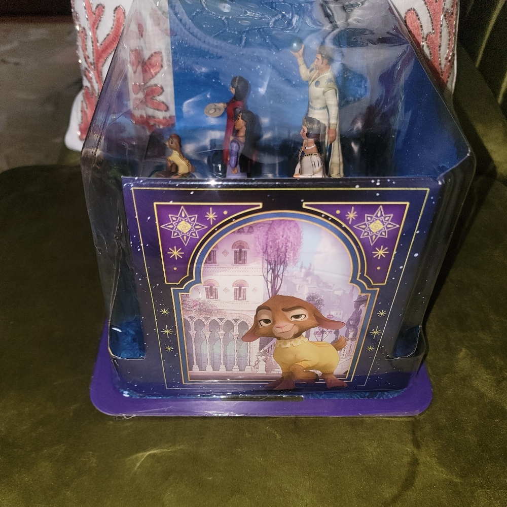 New in Box NWT Delux Disney Wish Figurine Set - Picture 4 of 7